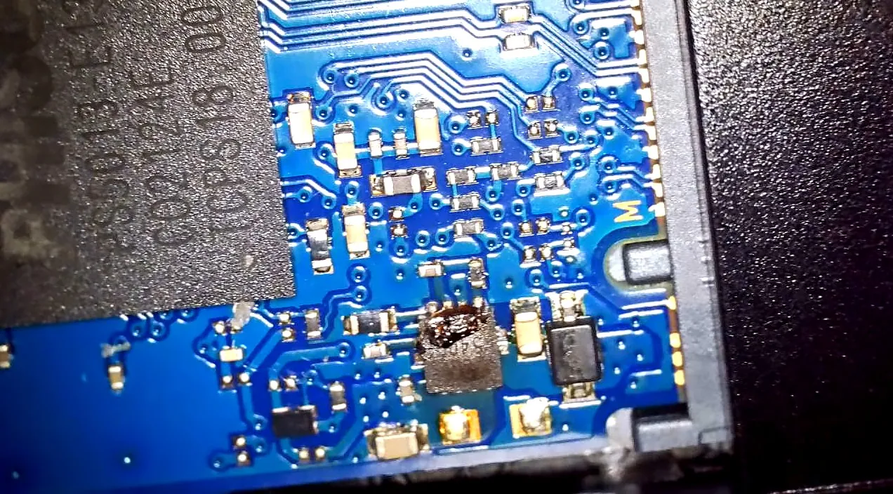 熱で焼損・破裂した電源管理IC
