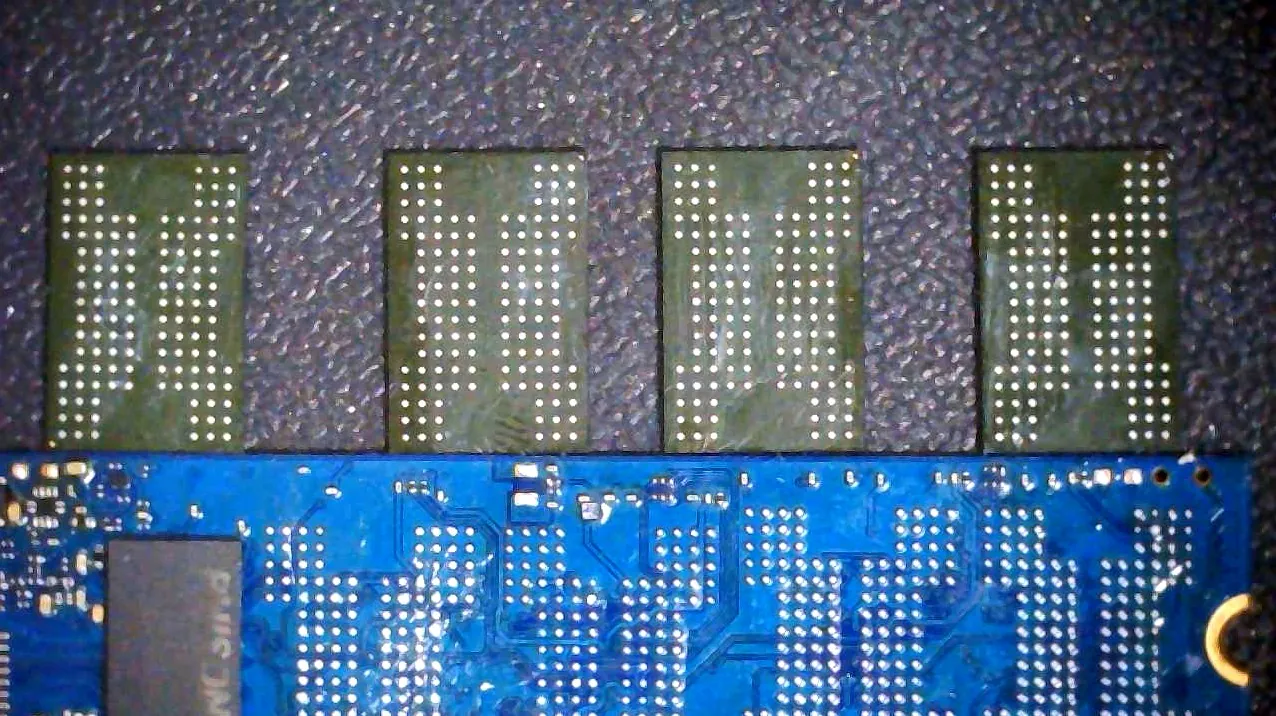 剥離した4枚のNAND（BGAパッド面）