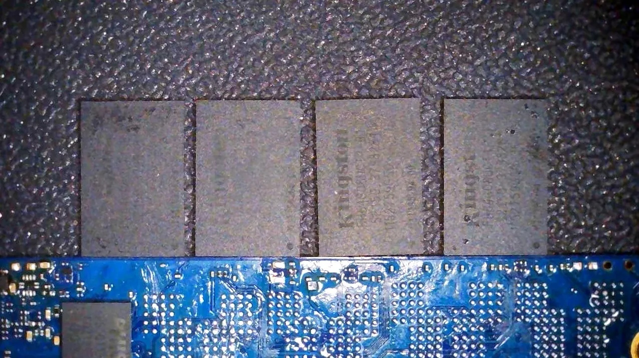 剥離した4枚のNAND（印字面）